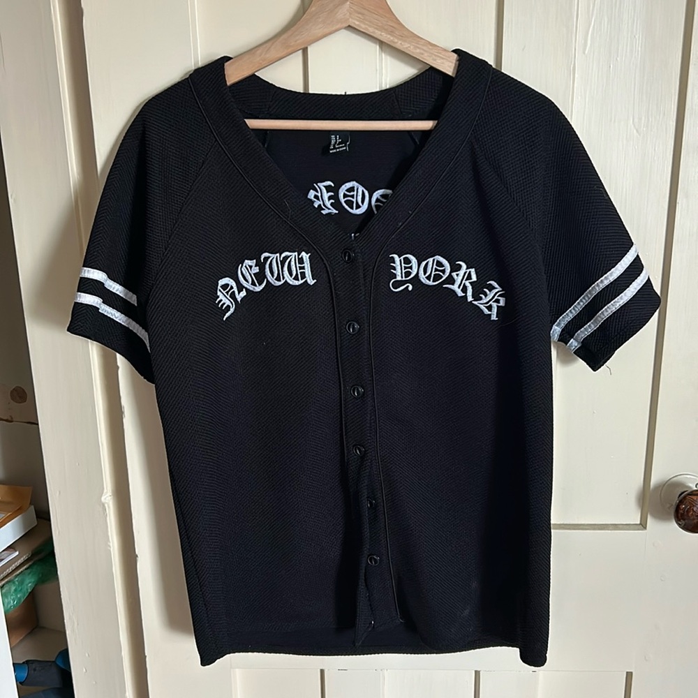 Jersey style shirt that says “New York” on front and “Brooklyn Bushwick” on back